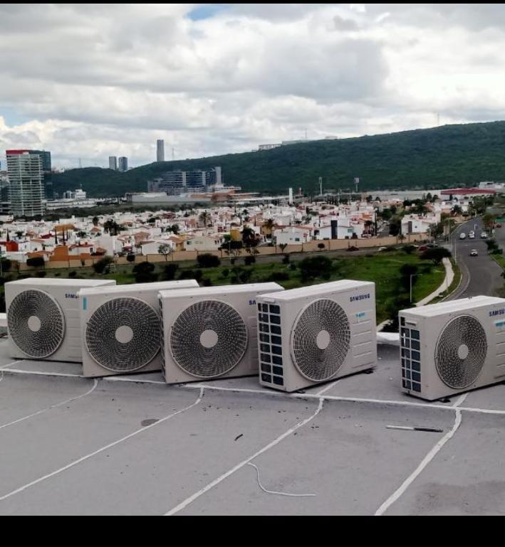Batería de cinco condensadores Samsung en azotea con vista a Querétaro.