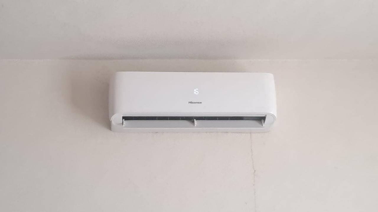 Minisplit Hisense funcionando mostrando 16°C.