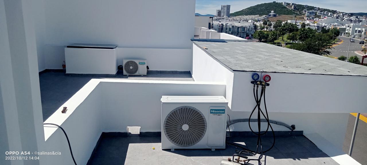 Equipos Hisense en azotea residencial con vista al cerro.